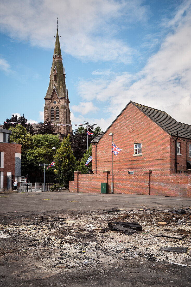 Kirchturm, UK Flagge und verbrannte Straße, Belfast, Nordirland, Vereinigtes Königreich Großbritannien, UK, Europa
