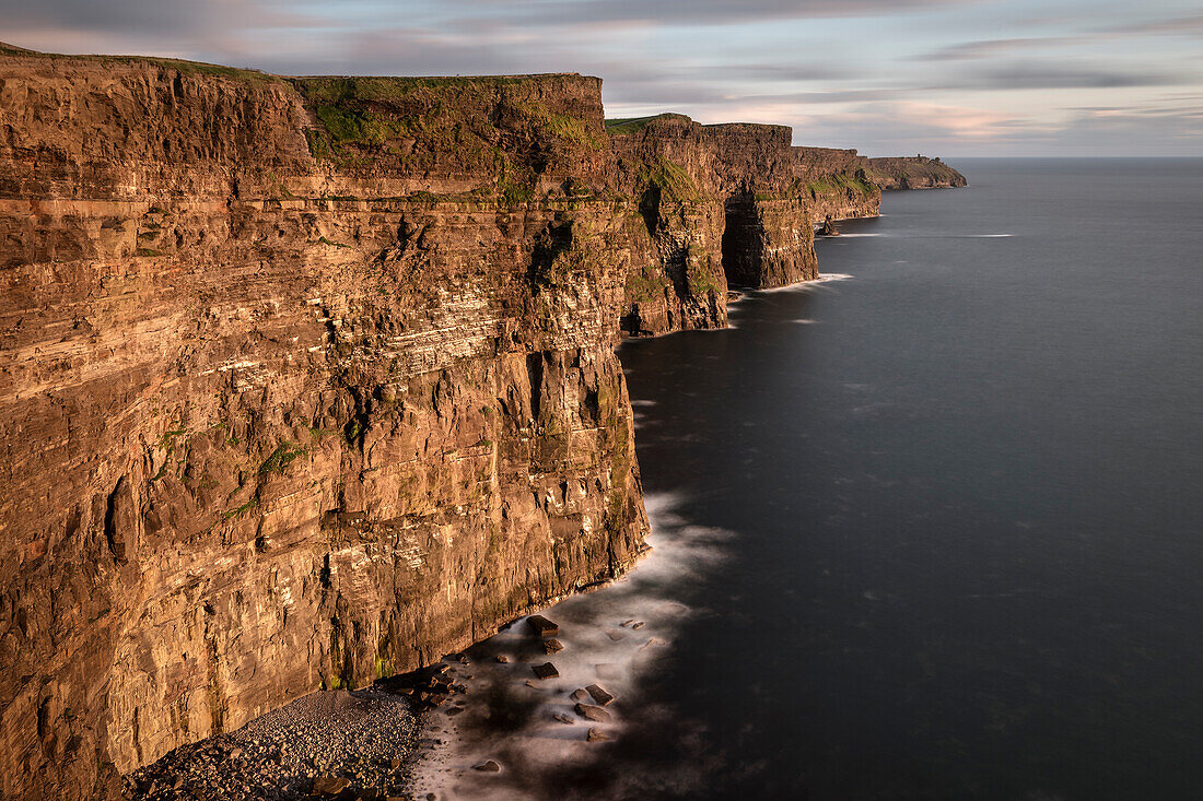 Blick zu den Klippen von Moher, Grafschaft Clare, Wild Atlantic Way, Irland, Europa