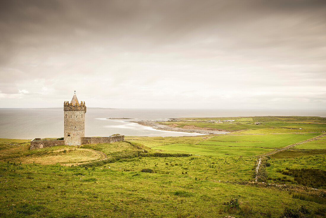 Doonagore Castle bei Doolin, Grafschaft Clare, Irland, Europa