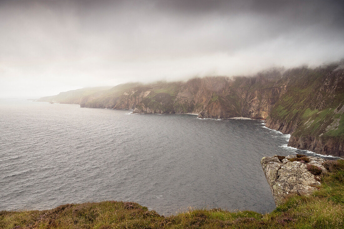 wolkenverhangene Steil Klippen Slieve League, Teelin, Grafschaft Donegal, Irland, Wild Atlantic Way, Europa