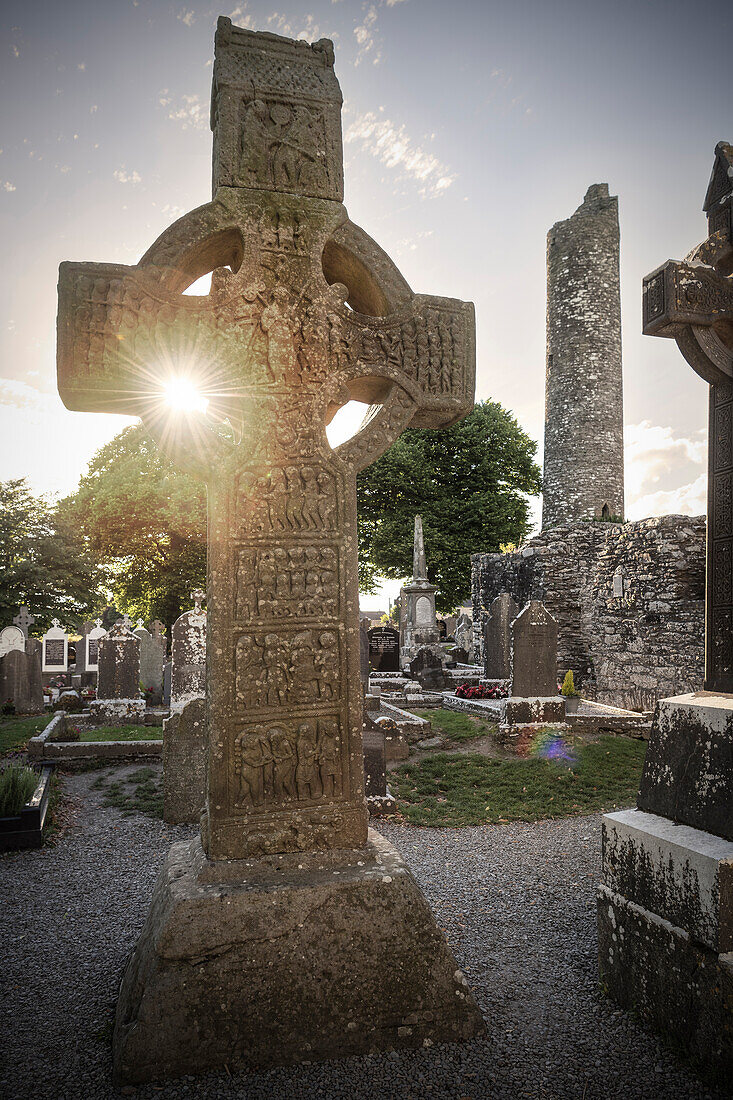 Hochkreuz Muiredach-Kreuz in Klosterruine Mainistir Bhuithe (Monasterboice), Grafschaft Louth, Irland, Europa