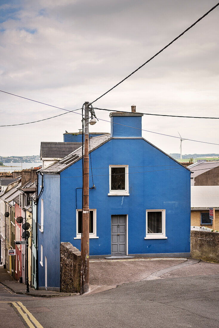 blaues Haus in den steilen Straßen von Cobh, Grafschaft Cork, Irland, Europa