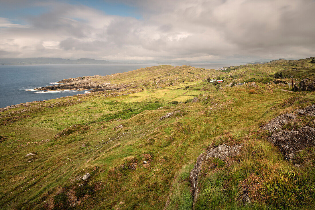 Ausblick zum Meer entlang der Küstenstraße, Beara Halbinsel, Grafschaft Cork, Irland, Wild Atlantic Way, Europa