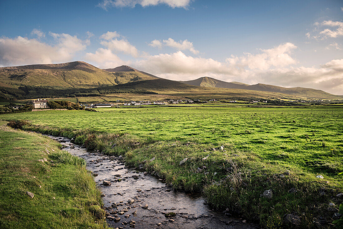 hügelige Berglandschaft beim Castlegregory Strand, Dingle Halbinsel, Slea Head Drive, Grafschaft Kerry, Irland, Wild Atlantic Way, Europa