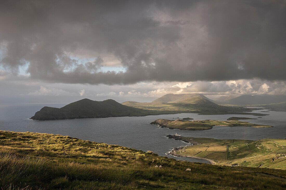 Blick auf umgebende Küste und Inseln vom Geokaun mountain, Valentia Insel, Grafschaft Kerry, Irland, Wild Atlantic Way, Europa