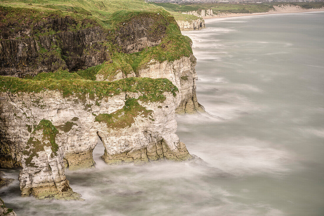 Klippen bei Dunluce Schloss Ruine, Nordirland, Vereinigtes Königreich Großbritannien, UK, Europa