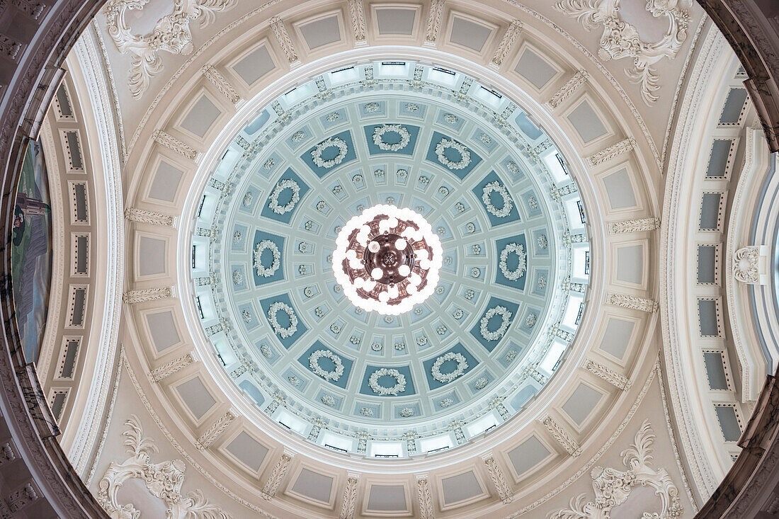 Innenansicht der mächtigen Kuppel der Stadtverwaltung Rathaus von Belfast, Nordirland, Vereinigtes Königreich Großbritannien, UK, Europa