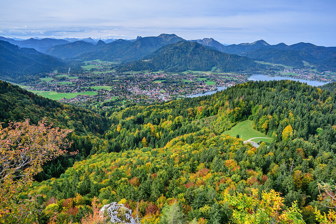 Herbstlich verfärbter Wald mit Tegernsee und Tegernseer Berge im Hintergrund, Riederstein, Bayerische Alpen, Oberbayern, Bayern, Deutschland