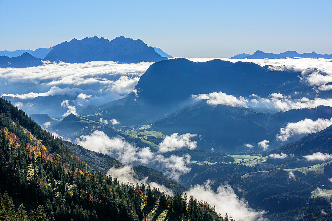Nebelstimmung mit Kaisergebirge und Pendling im Hintergrund, von Hinteres Sonnwendjoch, Bayerische Alpen, Tirol, Österreich
