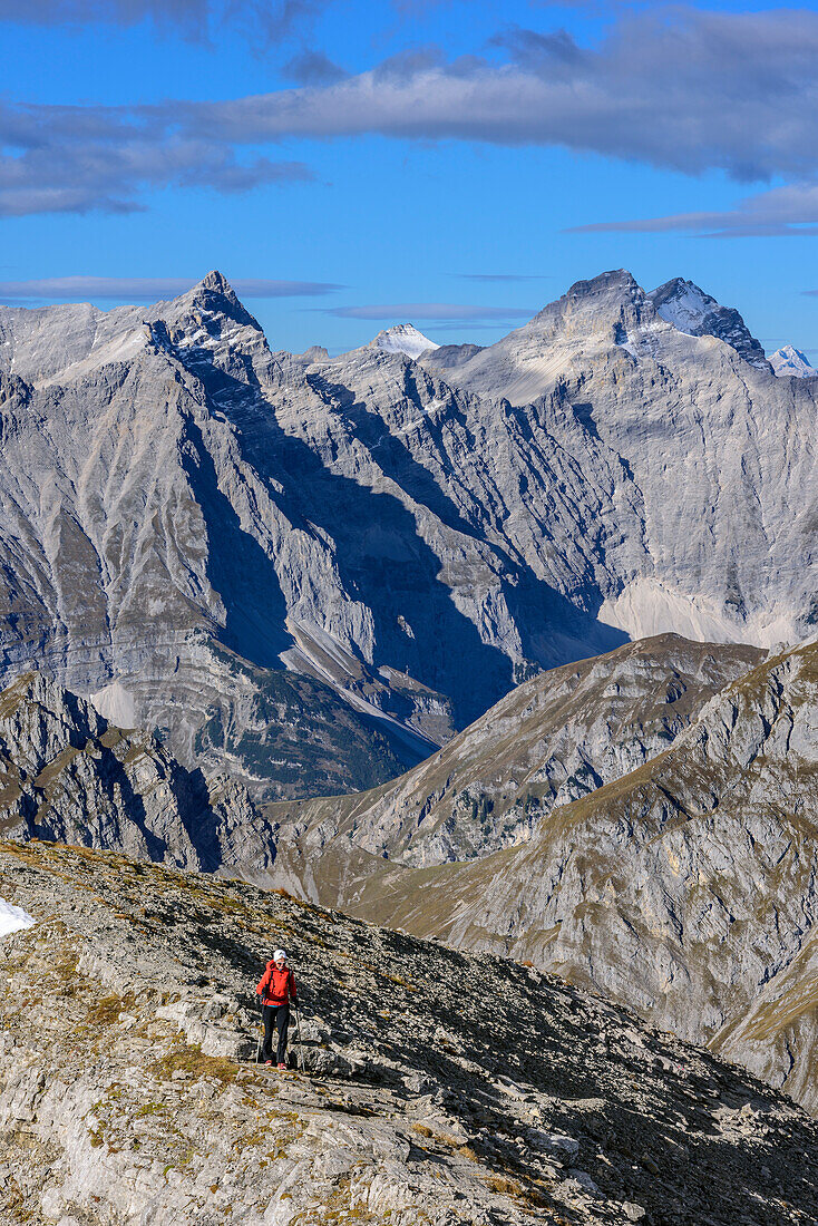 Frau beim Wandern steigt zum Sonnjoch auf, Kaltwasserkarspitze, Birkkarspitze und Ödkarspitze im Hintergrund, Sonnjoch, Karwendel, Naturpark Karwendel, Tirol, Österreich