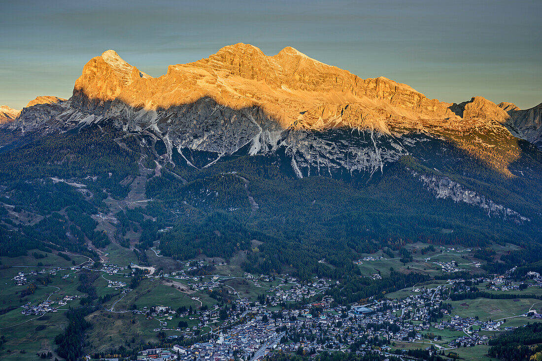 Tofana bei Alpenglühen über Cortina d' Ampezzo, Cortina d' Ampezzo, Dolomiten, UNESCO Welterbe Dolomiten, Venetien, Italien