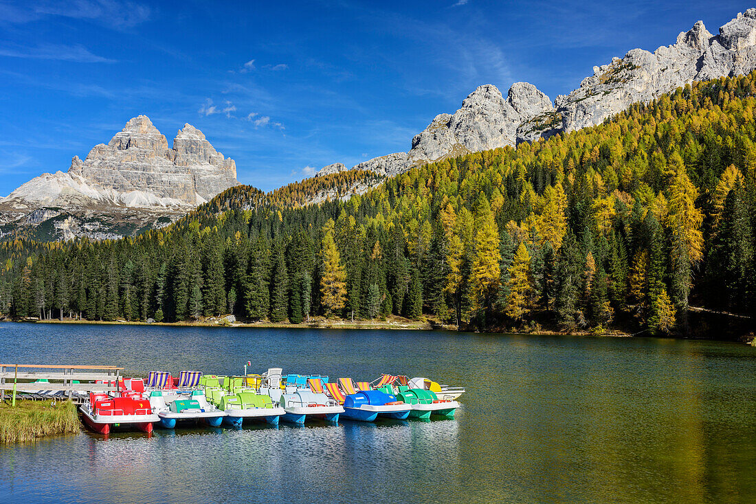 Bunte Boote im Lago Misurina, Drei Zinnen im Hintergrund, Lago Misurina, Dolomiten, UNESCO Welterbe Dolomiten, Venetien, Italien