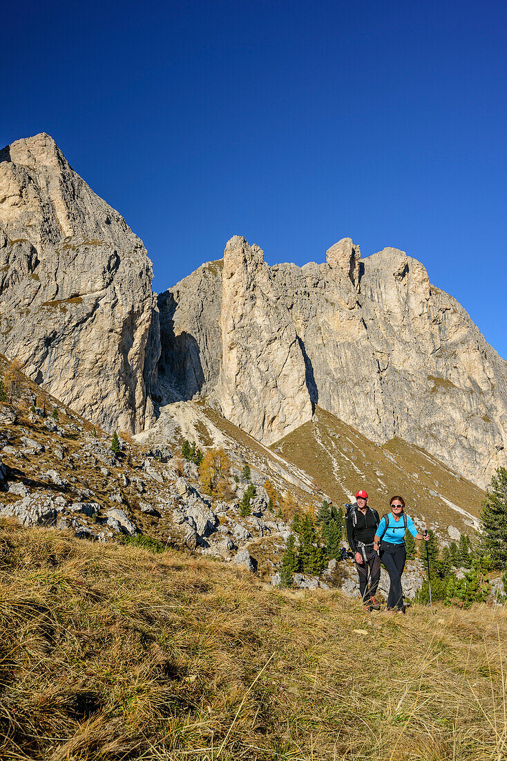 Mann und Frau beim Wandern steigen zum Col di Lana auf, Col di Lana, Dolomiten, UNESCO Welterbe Dolomiten, Venetien, Italien