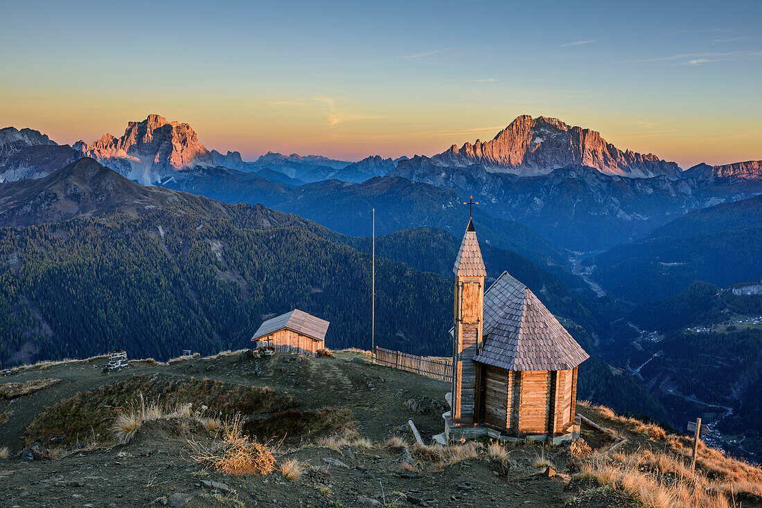 Kapelle am Col di Lana, Monte Pelmo und Civetta im Hintergrund, Col di Lana, Dolomiten, UNESCO Welterbe Dolomiten, Venetien, Italien