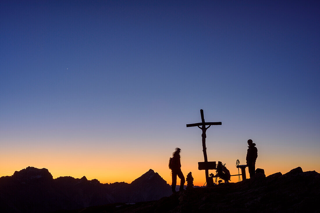 Zwei Personen stehen in der Dämmerung an Gipfelkreuz, Lagazuoi, Dolomiten, UNESCO Welterbe Dolomiten, Venetien, Italien
