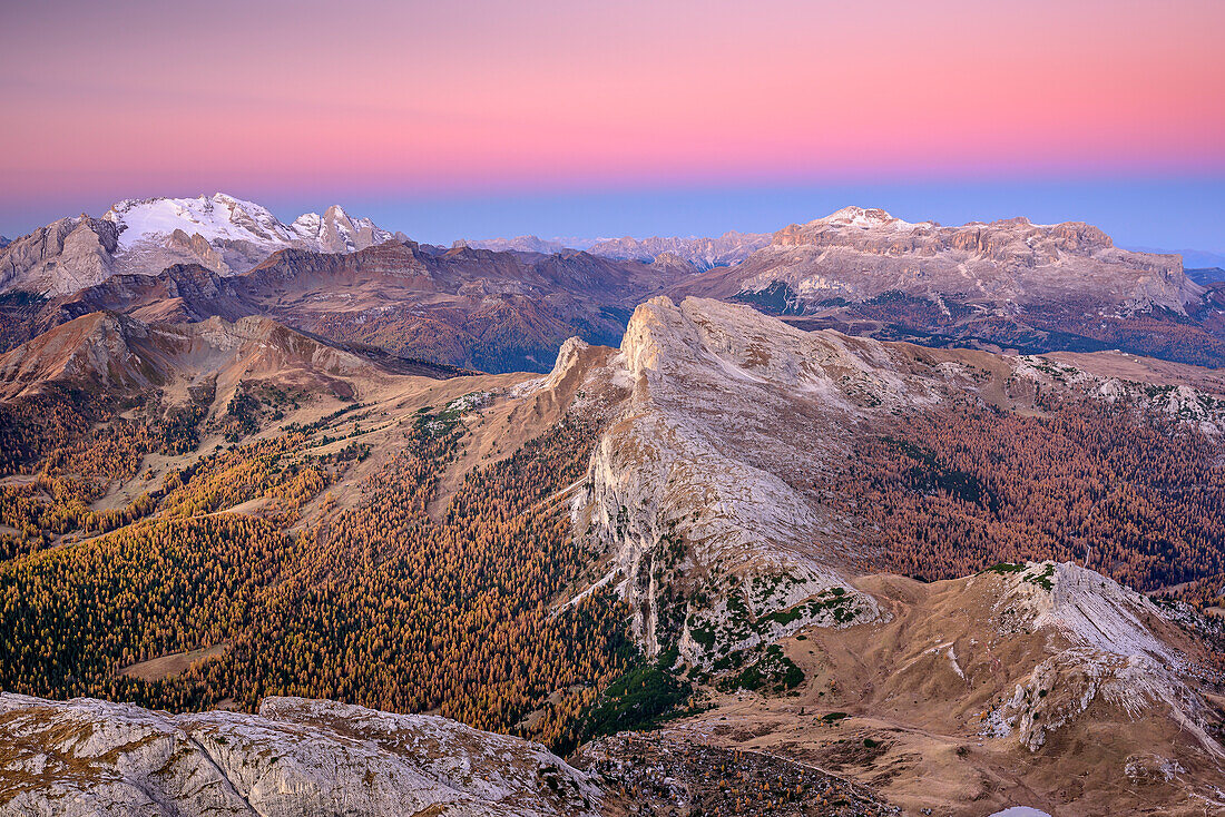 Marmolada und Sellastock mit Setsass im Vordergrund in der Morgendämmerung, vom Lagazuoi, Dolomiten, UNESCO Welterbe Dolomiten, Venetien, Italien