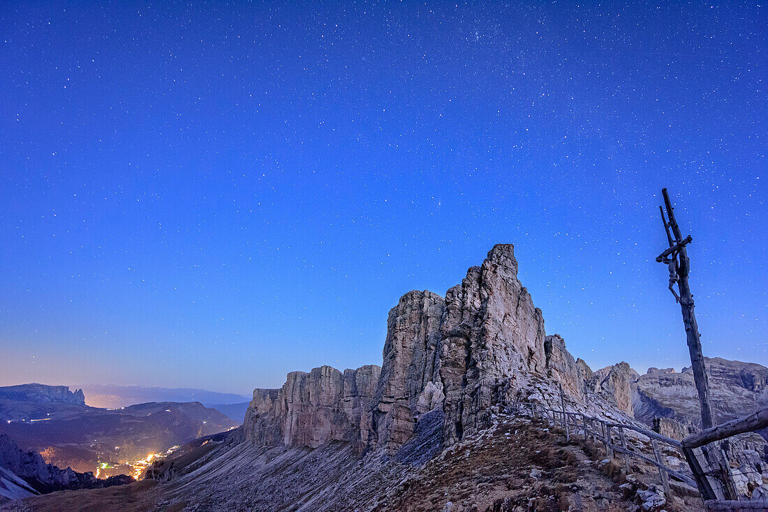 Felstürme und Kreuz bei Nacht, Puezgruppe, Dolomiten, UNESCO Welterbe Dolomiten, Venetien, Italien