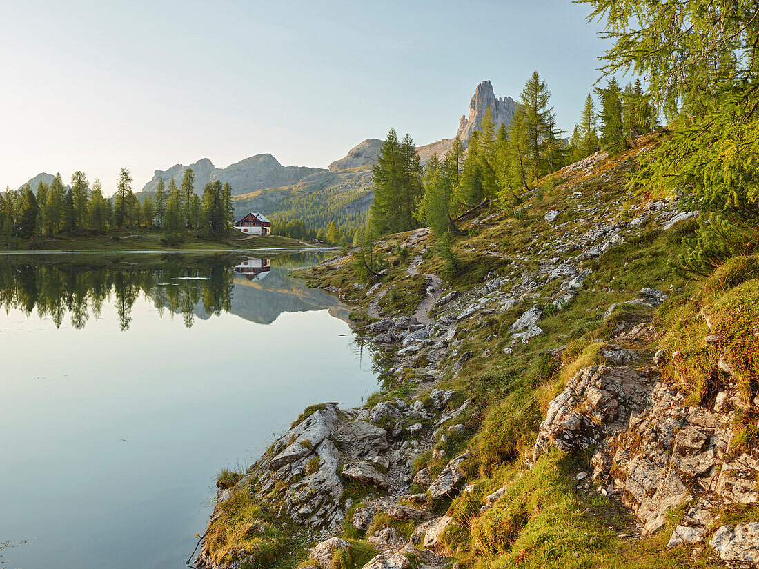 Lago di Federa, Becco di Mezzodì, Croda da Lago, Venetien, Italien