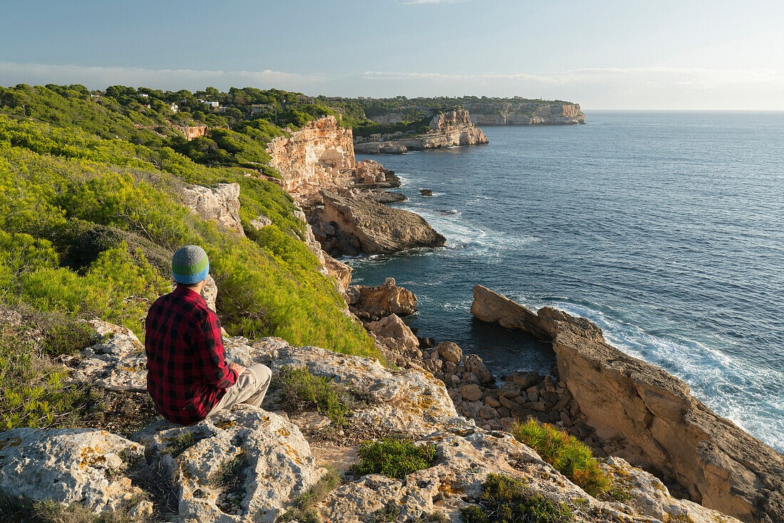 eine Person, Kuste bei Cala s'Almunia, Santanyi, Mallorca, Balearen, Spanien