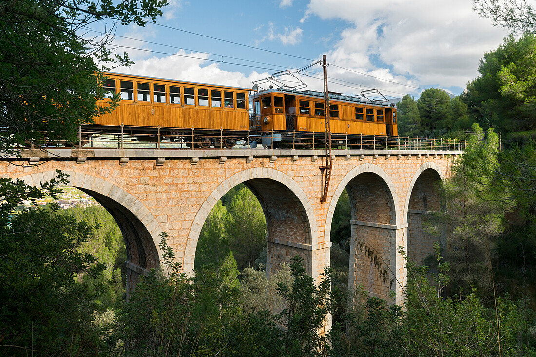 historischer Zug nahe Soller,  Viadukt Cinc Ponts, Mallorca, Balearen, Spanien
