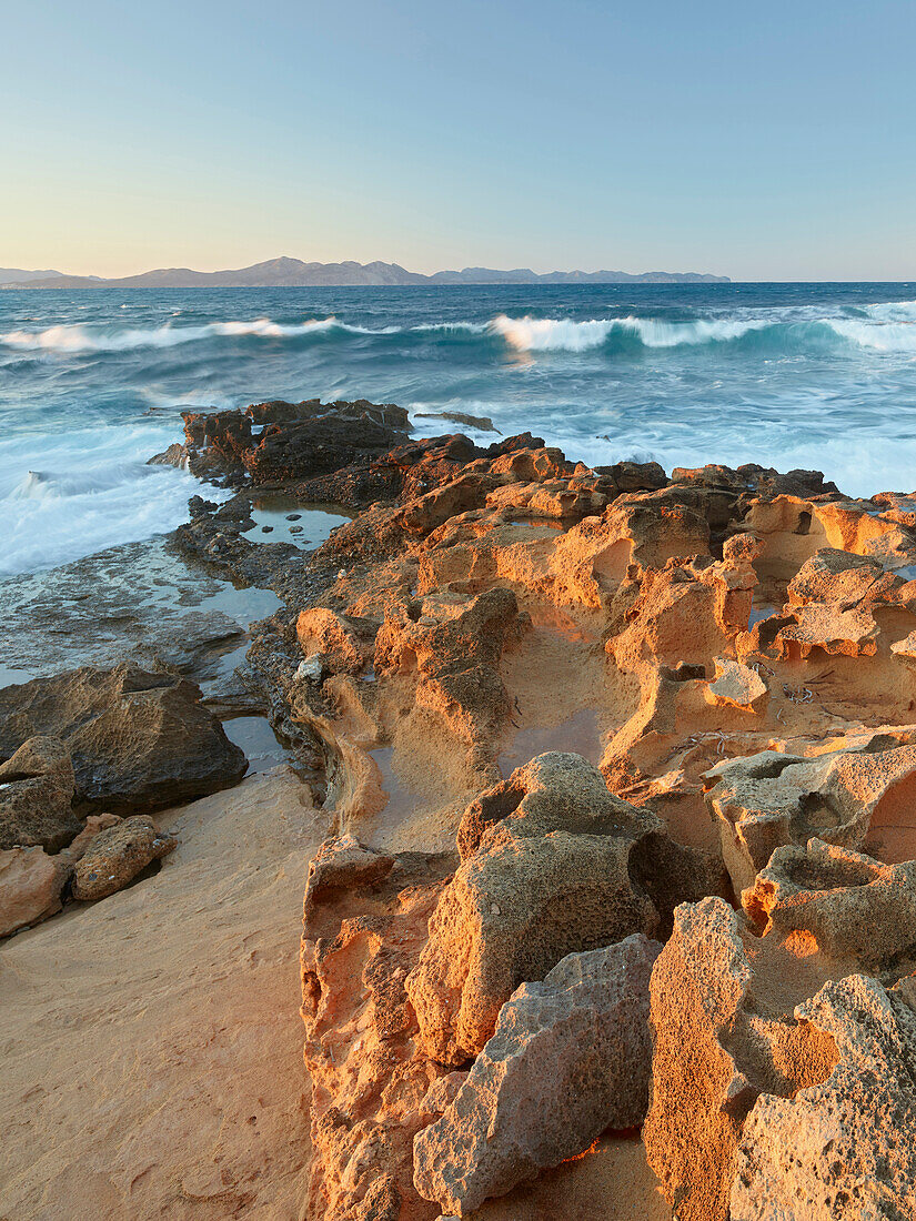 Sandsteinformationen an der Küste bei Betlem, Badia d'Alcudia, Mallorca, Balearen, Spanien