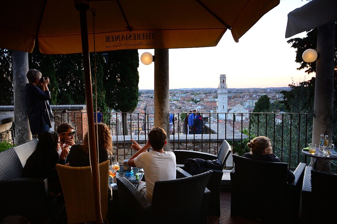 Blick vom Castel San Pietro mit Café, Verona, Veneto, Italien