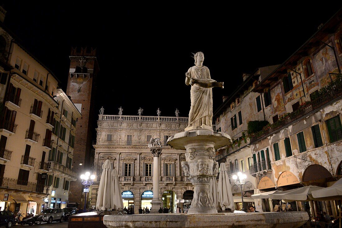 Piazza delle Erbe mit Brunnen, Verona, Veneto, Italien