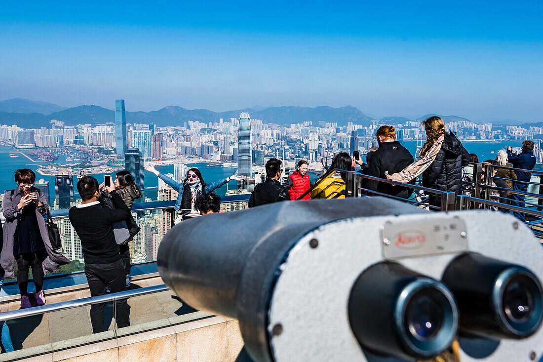 Touristen auf dem Berg The Peak geniessen den Blick auf die Skyline von Hongkong, Hongkong, China, Asien