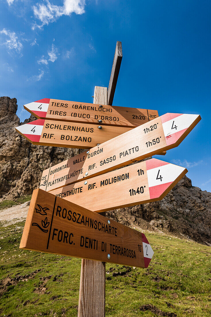 A signpost on the Rosszahnscharte with hints to destinations in the Plattkofel and Schlern area, Siusi, South Tyrol, Alto Adige, Italy