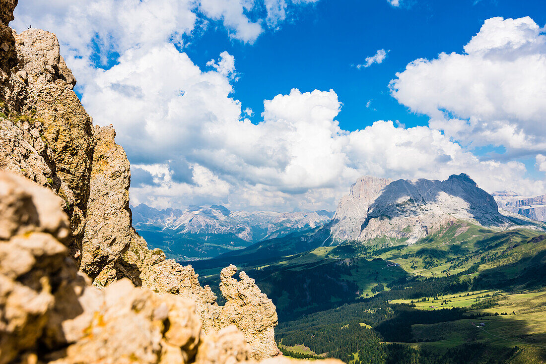 Blick von der Rosszahnscharte auf das Gebiet um den Berg Plattkofel, Seis, Südtirol, Alto Adige, Italien