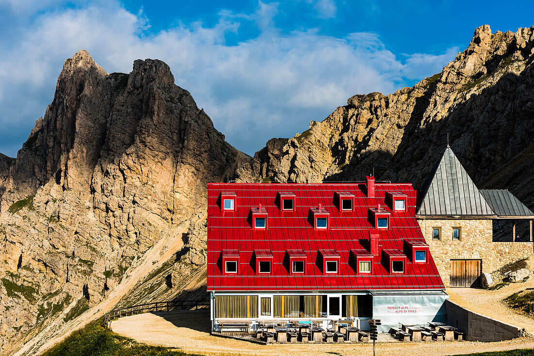Die Tierser Alp Hütte auf 2440m Höhe im Seiser Alm Gebiet nach Sonnenaufgang, Seis, Südtirol, Alto Adige, Italien