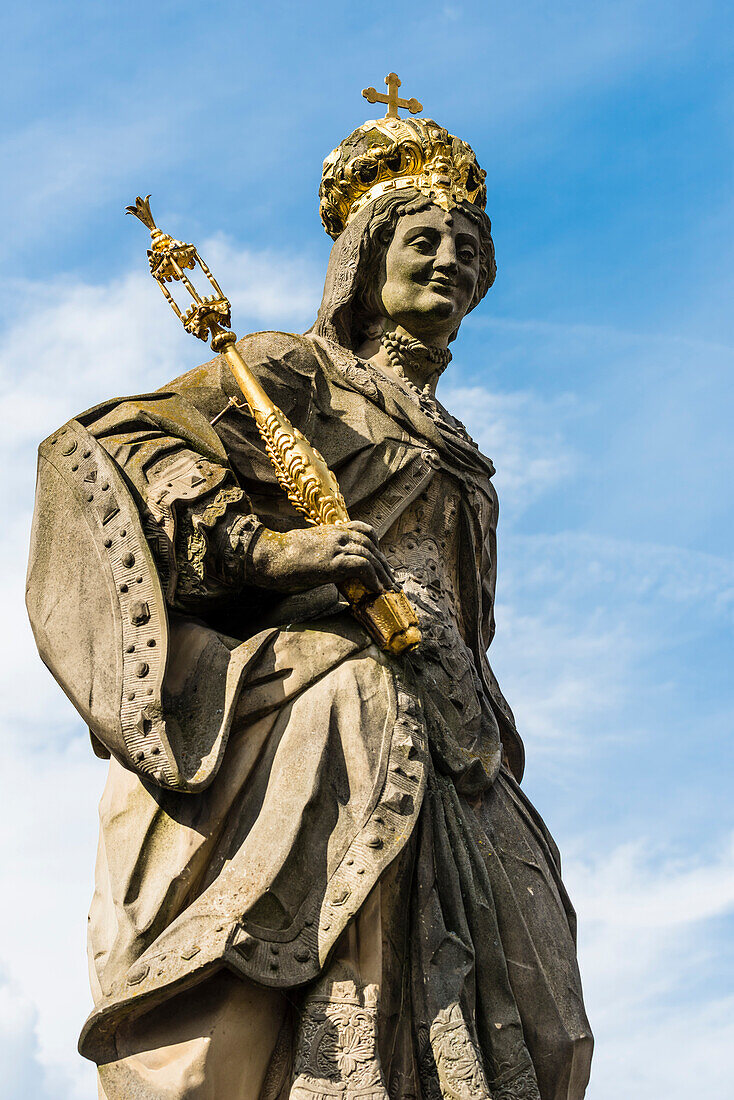 Die Kopie der Statue Kaiserin Kunigund Mitbegründerin des Bistums Bamberg auf der Unteren Brücke, Bamberg , Bayern, Deutschland