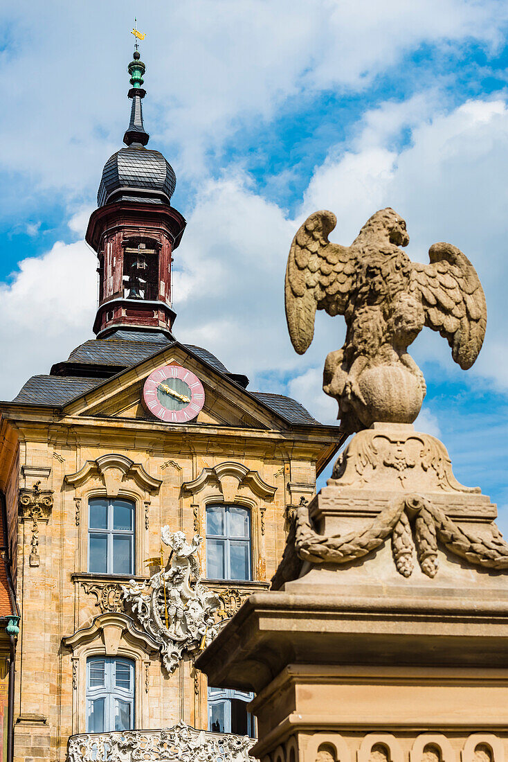 Blick auf das Alte Rathaus mit dem Brunnen in der Karolinenstraße im Vordergrund, Bamberg, Bayern, Deutschland