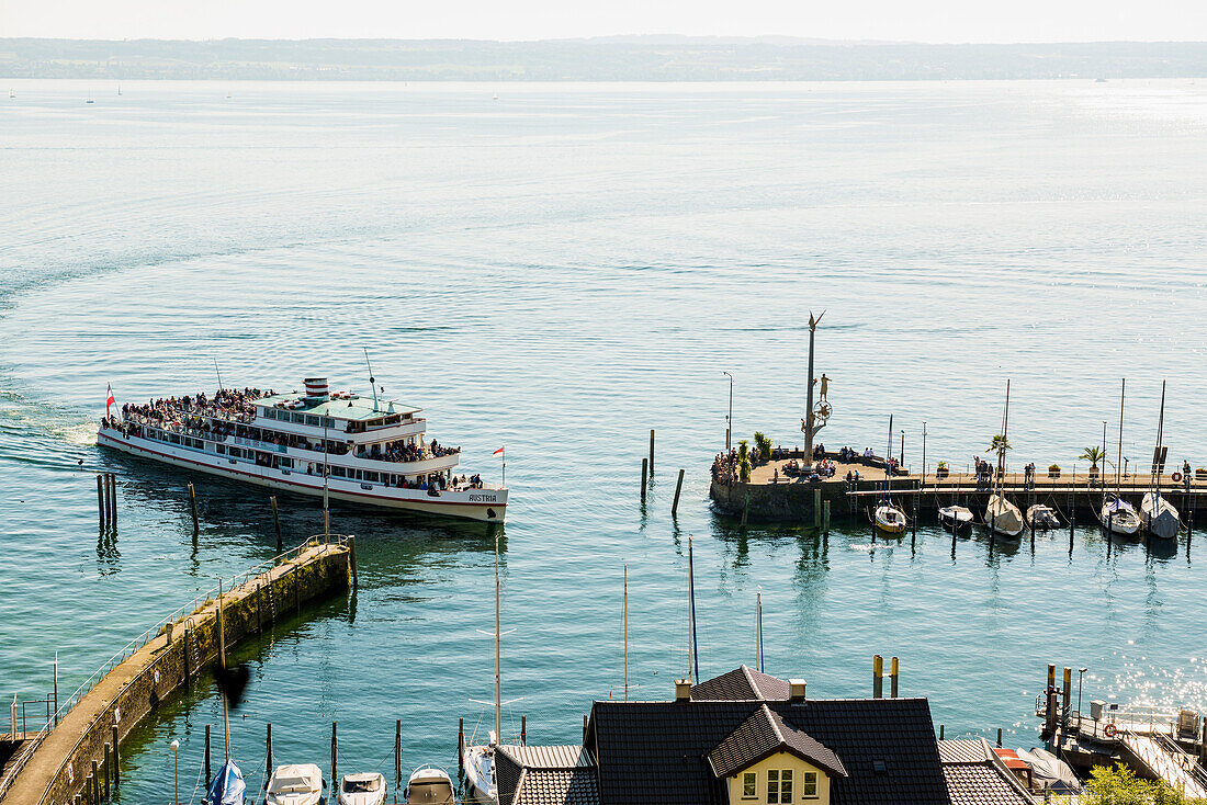 Ausblick auf die Unterstadt mit Hafen und Bodensee, Meersburg, Baden-Württemberg, Deutschland