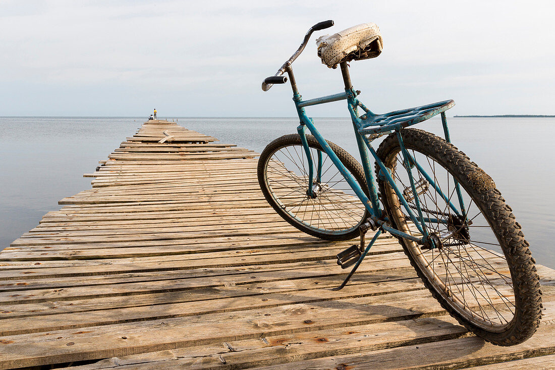 Bootssteg mit Fahrrad in Puerto Esperanza, Familienreise nach Kuba, Steg, Auszeit, Elternzeit, Urlaub, Abenteuer, Ausflug von Vinales, Pinar del Rio, Puerto Esperanza, Republik Kuba, karibische Insel, Karibik