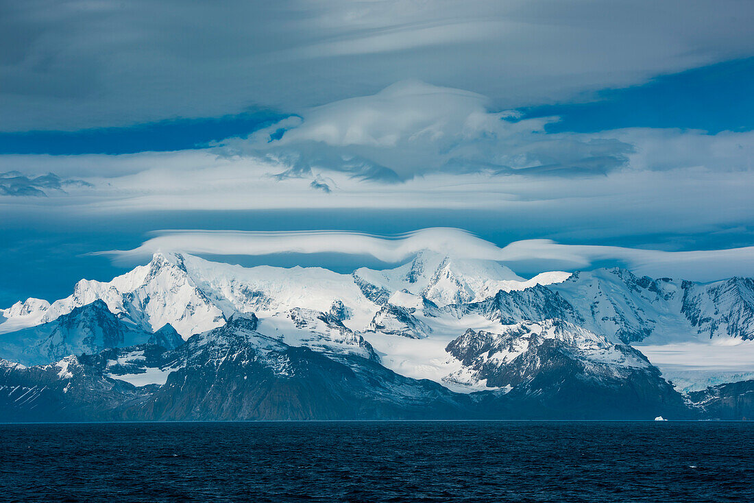 Gletscher und Berge mit dramatischer Wolkenformation, Gold Harbour, Südgeorgien, Antarktis