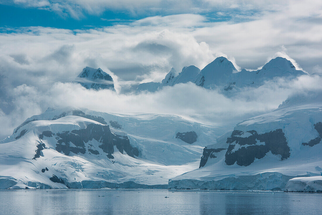 Gletscher, Berge und dicke Wolken, Gerlache-Straße, nahe Grahamland, Antarktis