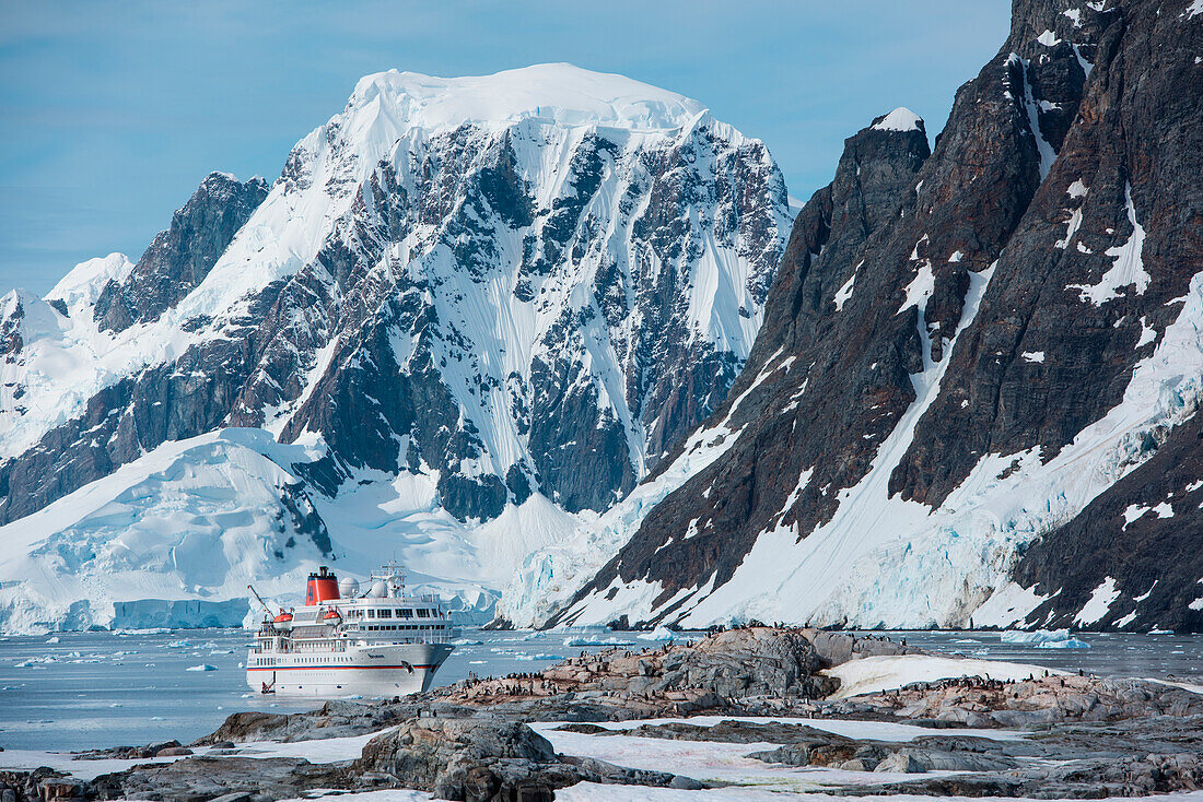Expeditions-Kreuzfahrtschiff MS Bremen (Hapag-Lloyd Cruises) wartet auf Rückkehr von Passagieren vom Landgang, Paradise Bay (Paradise Harbor), Danco-Küste, Grahamland, Antarktis