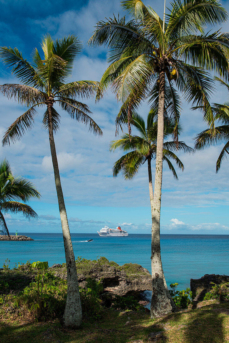 Palm trees frame an idyllic scene of two Zodiac rafts of expedition cruise ship MS Bremen (Hapag-Lloyd Cruises) at anchor in turquoise waters, Tadine Mare, New Caledonia, South Pacific
