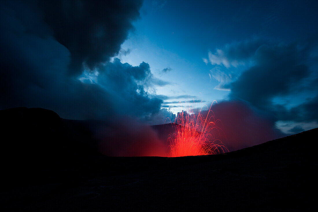 Wenn das Tageslicht verblasst, wird die leuchtend rote Lava von Vulkan Mount Yasur sichtbar, Tanna Island, Vanuatu, Südpazifik
