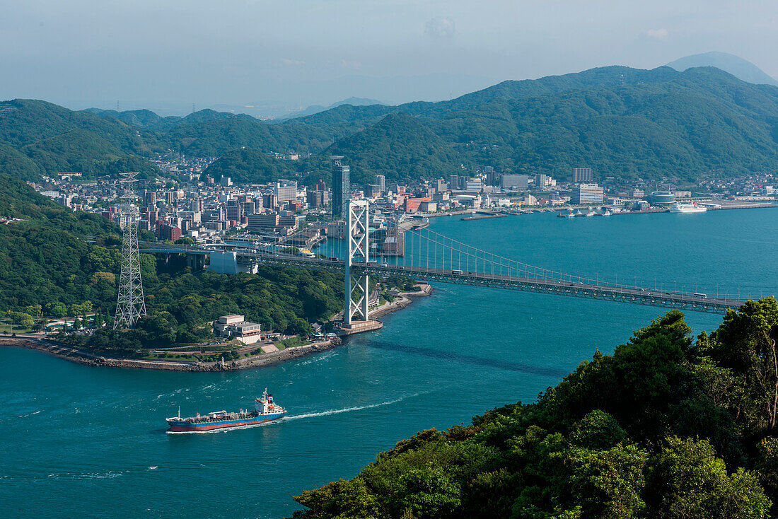 Blick auf Schiff unterhalb Brücke und Stadt von einem Aussichtspunkt aus gesehen, Moji, Fukuoka, Japan, Asien