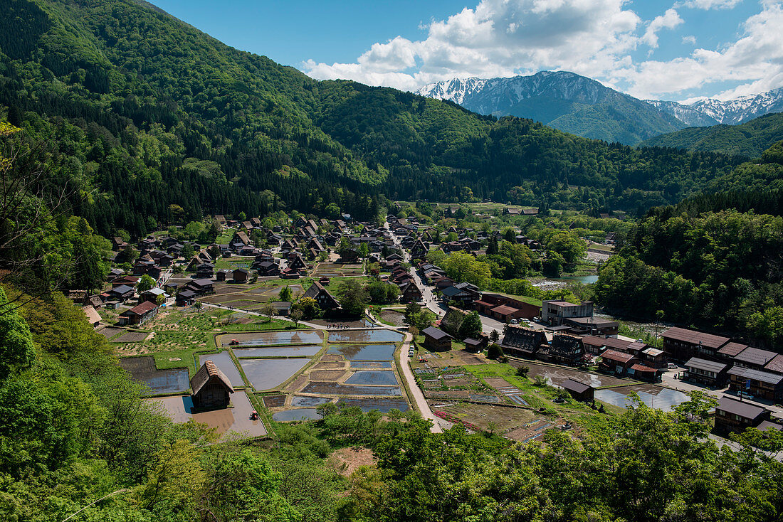 Blick auf Shirakawa mit seinen vielen historischen strohgedeckten Gassho-zukuri-Häusern (UNESCO-Weltkulturerbe), Shirakawa, Fukushima, Japan, Asien