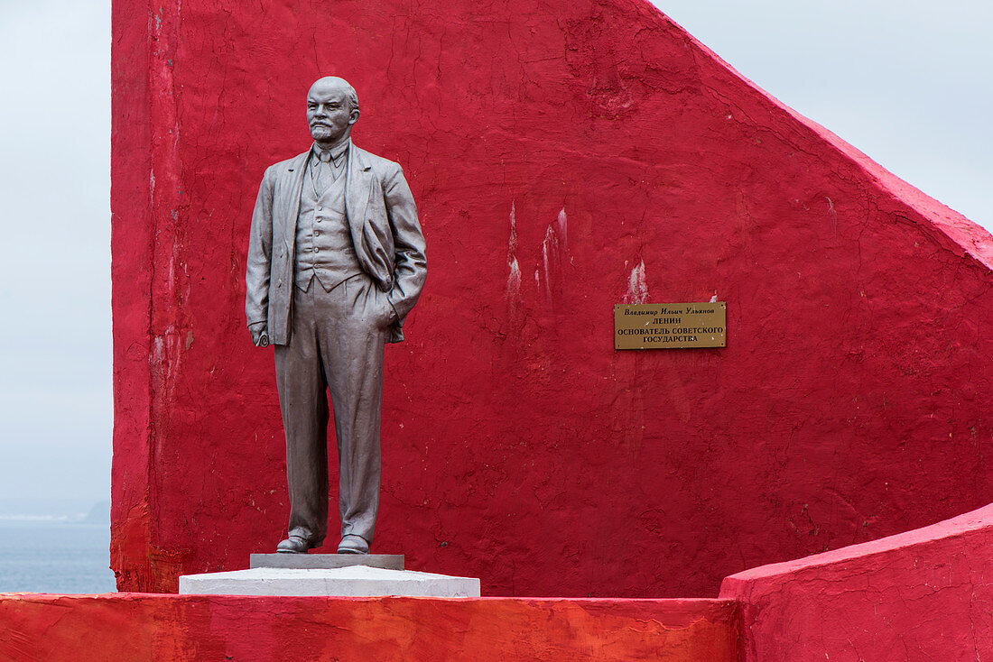 Statue of Lenin standing in front of the community hall, Nikolskoje, Bering Island, Russia, Asia