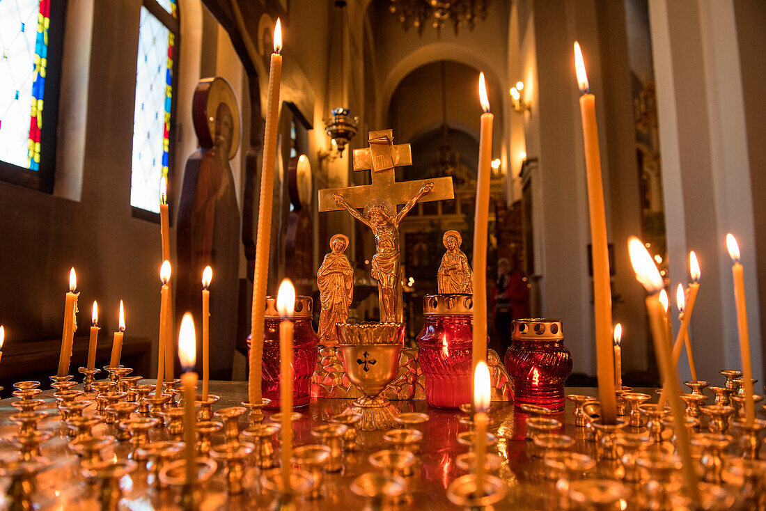 Innenansicht der Kathedrale der Russisch-Orthodoxen Kirche in Yuzhno-Sakhalinsk mit mit Kerzen und Kreuze, Kosakov, Sachalin-Insel, Russland, Asien