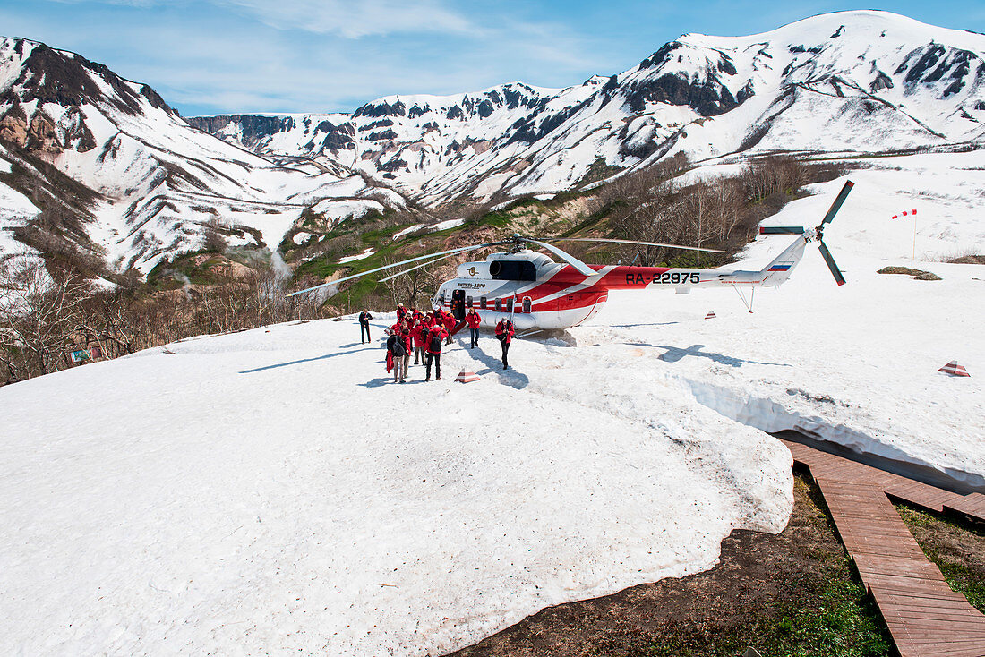 Eine Gruppe deutscher Touristen kommen per Hubschrauber in das Tal der Geysire (UNESCO-Weltkulturerbe), nahe Petropavlovsk-Kamchatsky, Kamtschatka, Russland, Asien