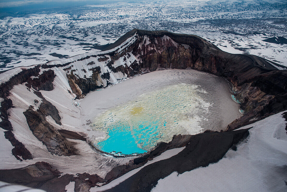 Luftaufnahme von Vulkan Maly Semyachik (Stratovulkan) mit seinem Kratersee aus Säure vom Hubschrauber aus gesehen, nahe Petropavlovsk-Kamchatsky, Kamtschatka, Russland, Asien