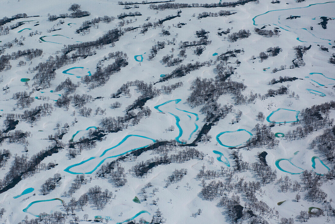 Luftaufnahme von Schneelandschaft mit zahlreichen dünnen Seen von einem Hubschrauber aus gesehen, nahe Petropavlovsk-Kamchatsky, Kamtschatka, Russland, Asien