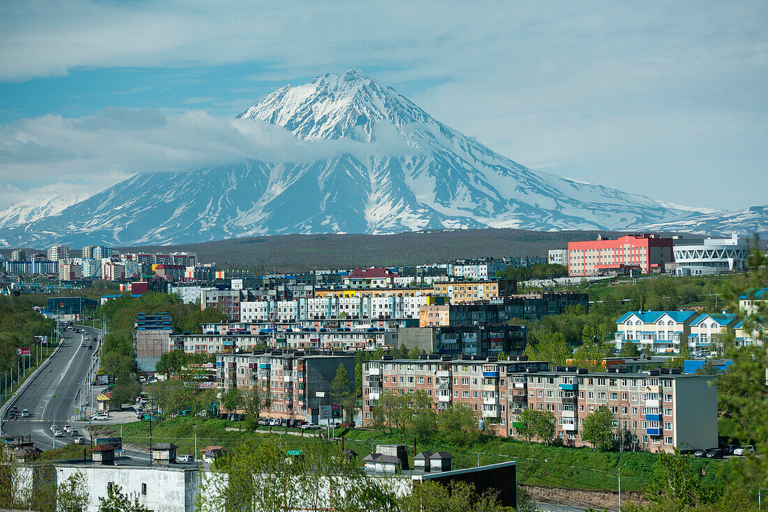 Blick auf den Koryaksky Vulkan vom Stadtrand aus gesehen, Petropavlovsk-Kamchatsky, Kamtschatka, Russland, Asien