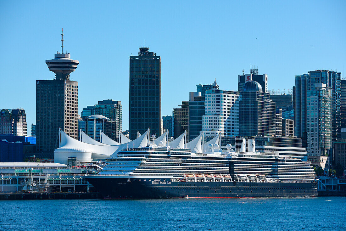 Kreuzfahrtschiff Noorddam (Holland America Line) liegt an der Pier mit der Skyline der Stadt im Hintergrund, Vancouver, British Columbia, Kanada, Nordamerika
