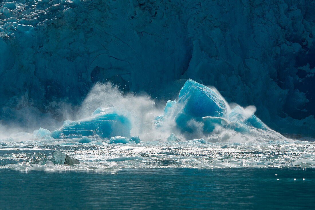 Ein großer Eisbrocken stürzt vom Sawyer-Gletscher ins Wasser, Tracy Arm, Stephens Passage, Tongass National Forest, Tracy Arm-Fords Terror Wilderness, Alaska, USA, Nordamerika